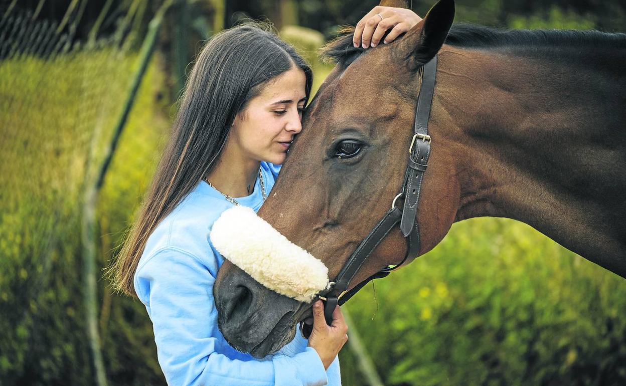 La jockey laredana Julia Zambudio y su yegua Extrañeza. La fotografía no necesita más explicación. 