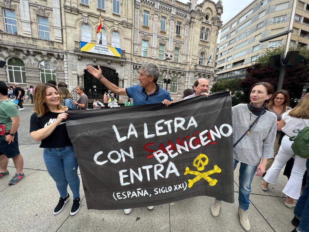 La Asociación de Padres del Instituto de Educación Secundaria Cantabria ha celebrado este sábado en la plaza del Ayuntamiento de Santander una nueva concentración en contra de la gasolinera que se está construyendo «a diez metros» del centro educativo.