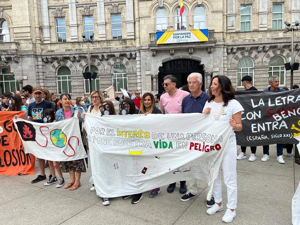 La Asociación de Padres del Instituto de Educación Secundaria Cantabria ha celebrado este sábado en la plaza del Ayuntamiento de Santander una nueva concentración en contra de la gasolinera que se está construyendo «a diez metros» del centro educativo.