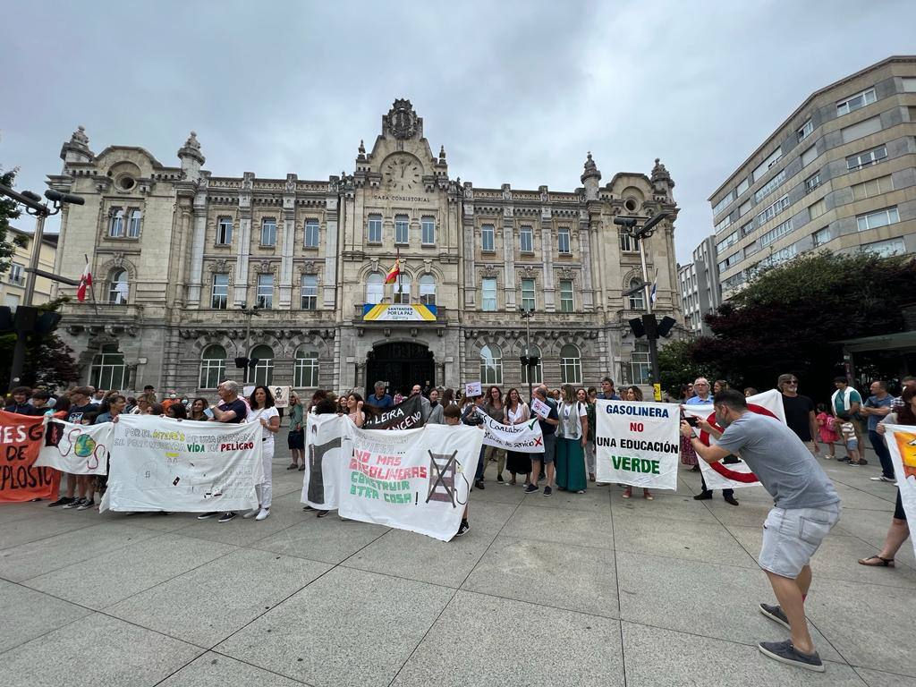 La Asociación de Padres del Instituto de Educación Secundaria Cantabria ha celebrado este sábado en la plaza del Ayuntamiento de Santander una nueva concentración en contra de la gasolinera que se está construyendo «a diez metros» del centro educativo.