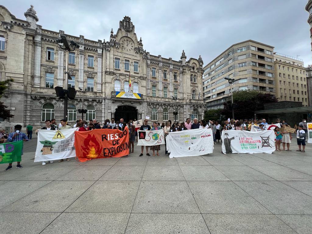 La Asociación de Padres del Instituto de Educación Secundaria Cantabria ha celebrado este sábado en la plaza del Ayuntamiento de Santander una nueva concentración en contra de la gasolinera que se está construyendo «a diez metros» del centro educativo.