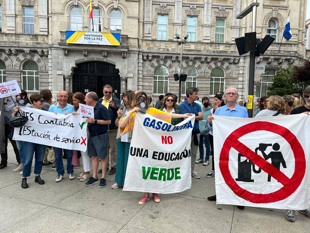 La Asociación de Padres del Instituto de Educación Secundaria Cantabria ha celebrado este sábado en la plaza del Ayuntamiento de Santander una nueva concentración en contra de la gasolinera que se está construyendo «a diez metros» del centro educativo.