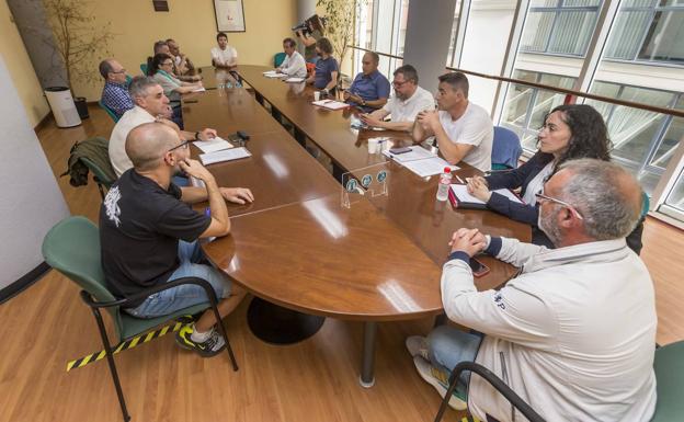 Imagen principal - 1. Negociación. El viernes 3 de junio, con la huelga ya en la calle, patronal y sindicatos se ven las caras en el Orecla. | 2. Octava reunión en el Orecla. Los trabajadores animan a sus representantes en la mesa negociadora, ayer a su llegada al Orecla. | 3. Concentración en Solvay. La fábrica de la química en Barreda (Torrelavega) ha sido otro de los escenarios con presencia de piquetes.