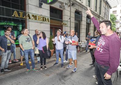 Imagen secundaria 1 - 1. Negociación. El viernes 3 de junio, con la huelga ya en la calle, patronal y sindicatos se ven las caras en el Orecla. | 2. Octava reunión en el Orecla. Los trabajadores animan a sus representantes en la mesa negociadora, ayer a su llegada al Orecla. | 3. Concentración en Solvay. La fábrica de la química en Barreda (Torrelavega) ha sido otro de los escenarios con presencia de piquetes.