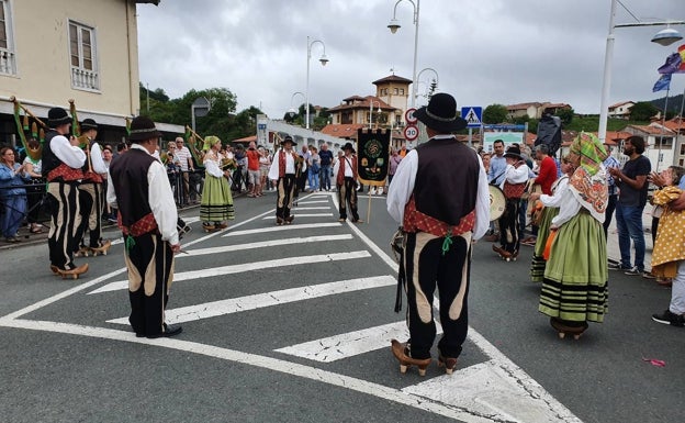 El folclore ha animado las calles de Unquera un año más 