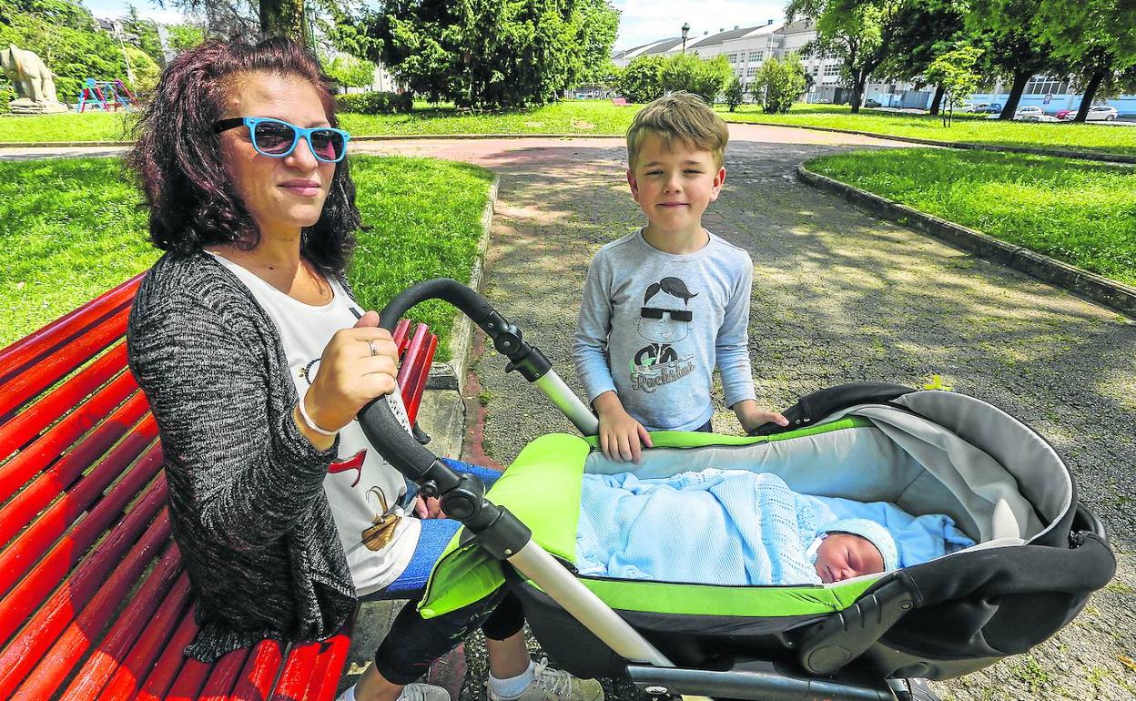 Yuliia Omelyanenko, en Torrelavega junto a sus dos hijos, Volodymyr y el recién nacido Emilio, el primer niño cántabro-ucraniano.