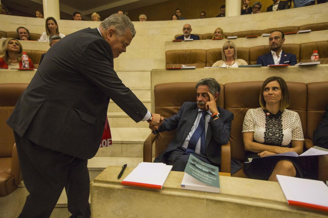 Joaquín Gómez saluda al presidente Miguel Ángel Revilla.