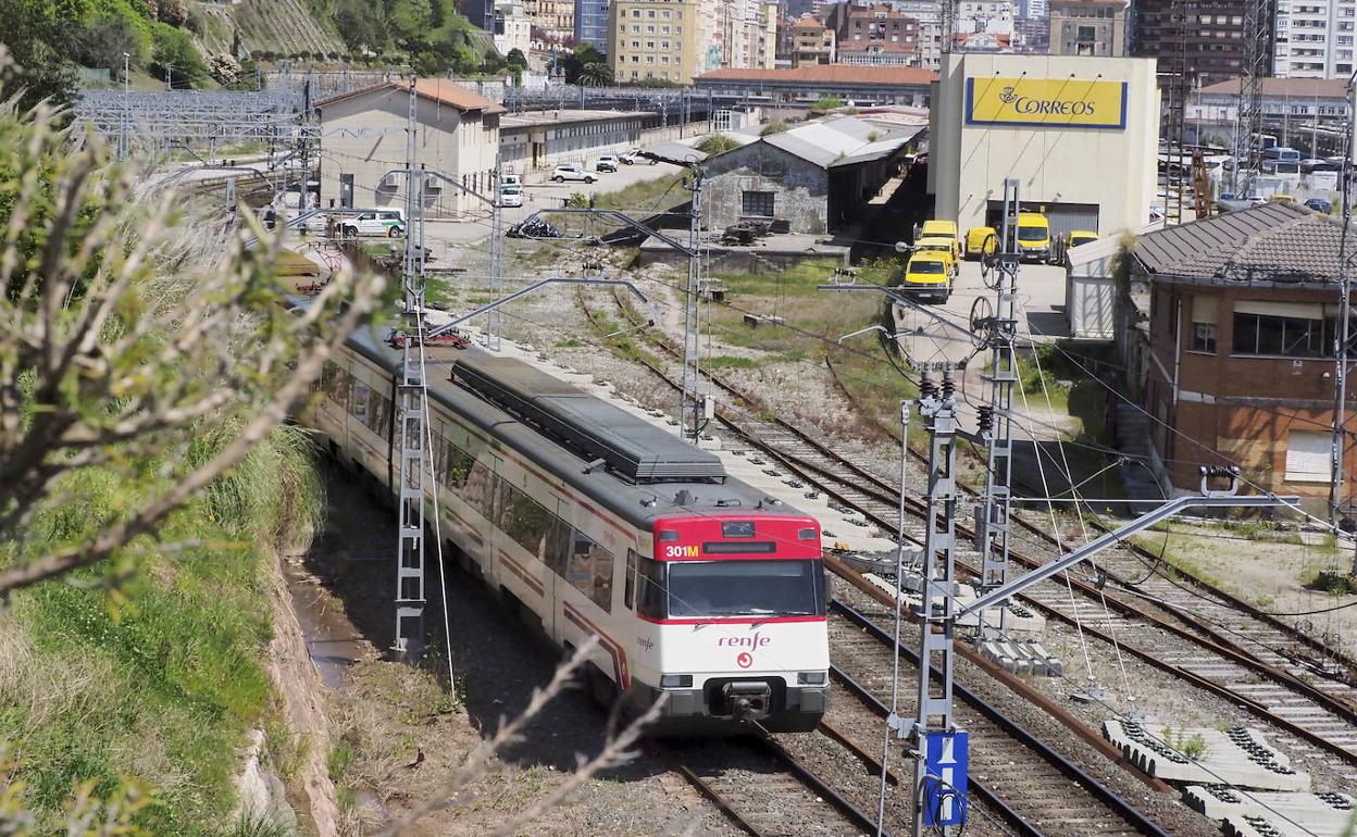 Tren de Renfe saliendo de la estación de Santander, en una imagen de archivo. 