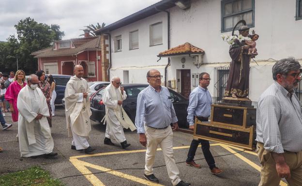 La procesión del santo recorrió las calles del pueblo. 