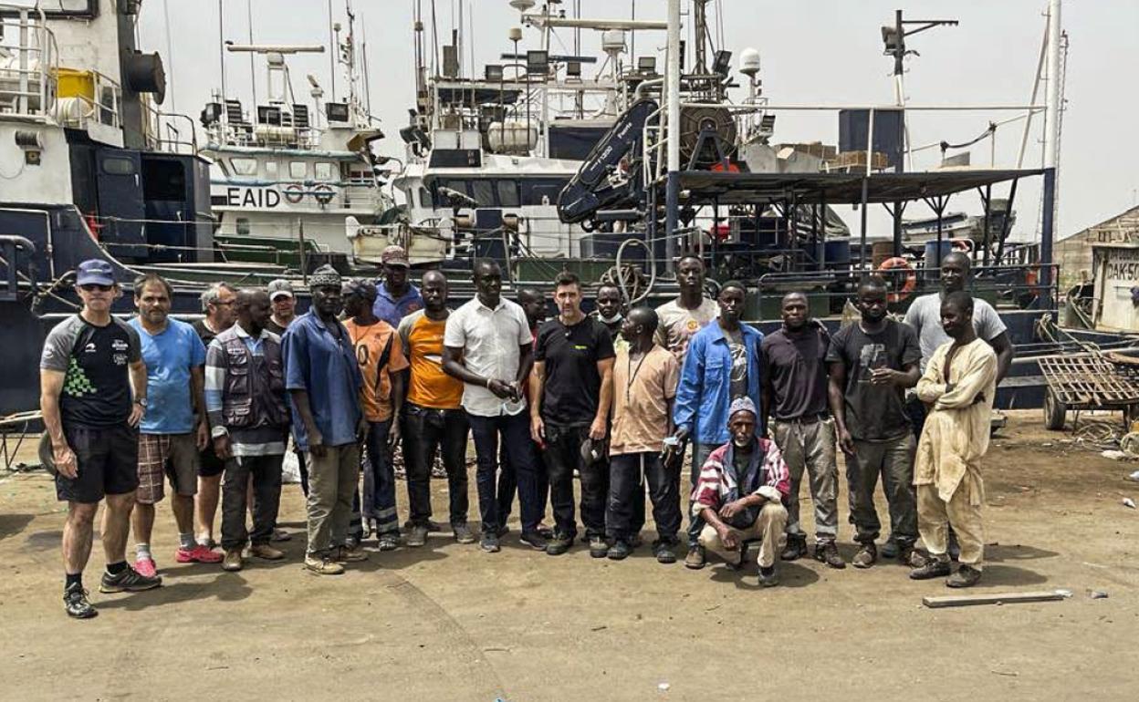 Tripulación de uno de los atuneros españoles que han estado bloqueados en Dakar.