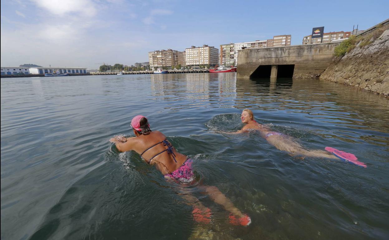 Dos vecinas de Santander se refrescan en la bahía en un día caluroso.