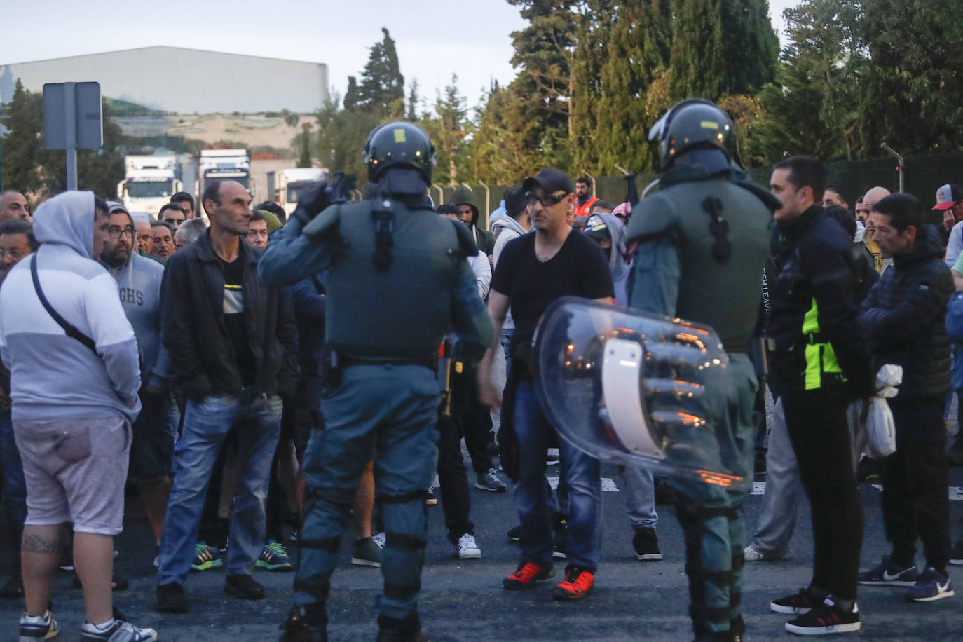 El grueso de efectivos policiales ha acudido a los accesos de Astander, donde se han conformado dos piquetes en sendas entradas a los astilleros.