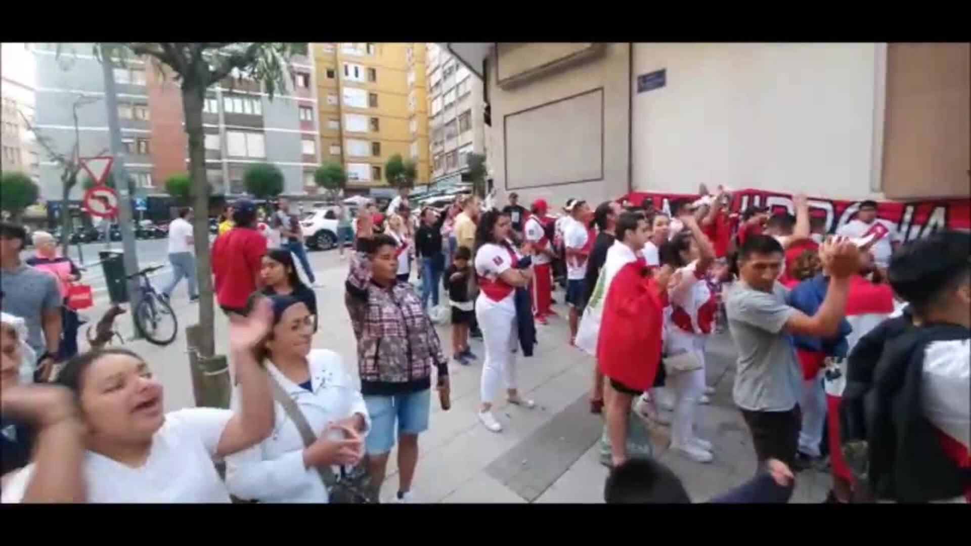 Seguidores peruanos apoyan a su selección en Santander