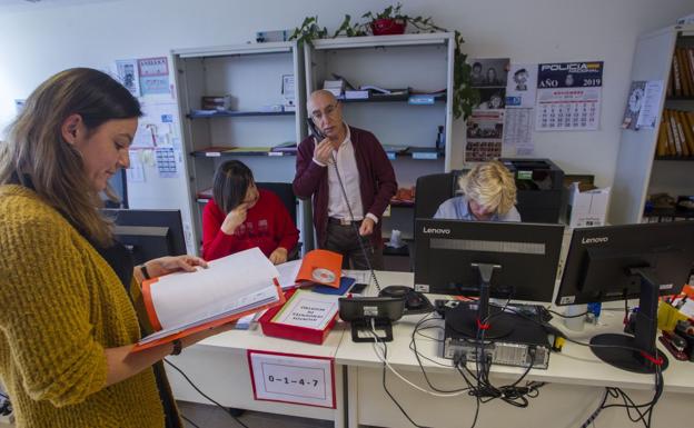 Distintos funcionarios trabajan en la sede del Juzgado especial de Violencia de Género de Santander. 