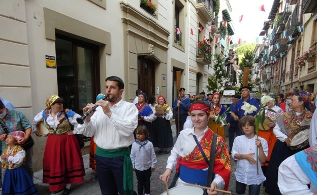 Lluvia de pétalos por San Antonio