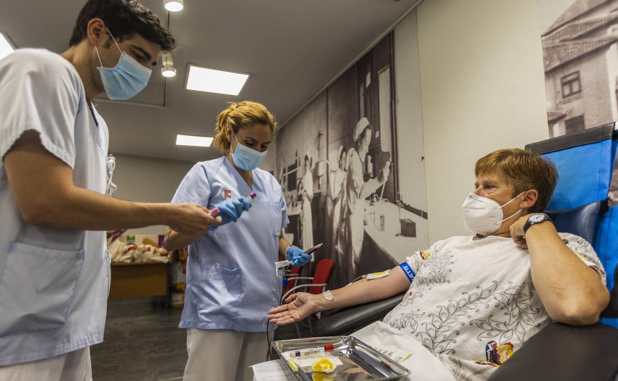 Ramona Fernández, esta mañana, dona sangre, en Valdecilla