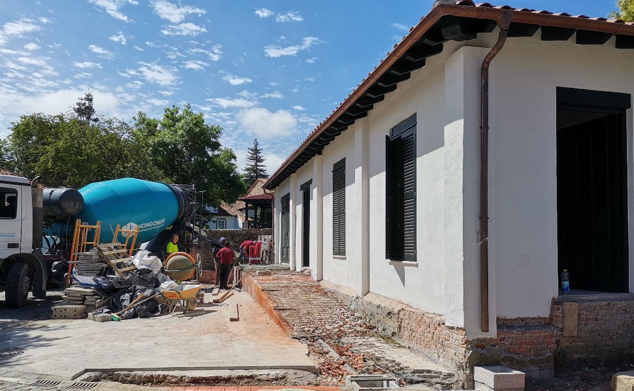 Operarios trabajan en el edificio que será almacén municipal. 