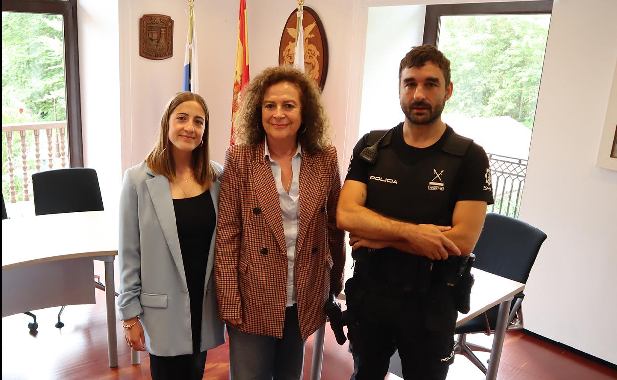 La nueva agente (izquierda) posa junto a la alcaldesa y el jefe de la Policía Local. 