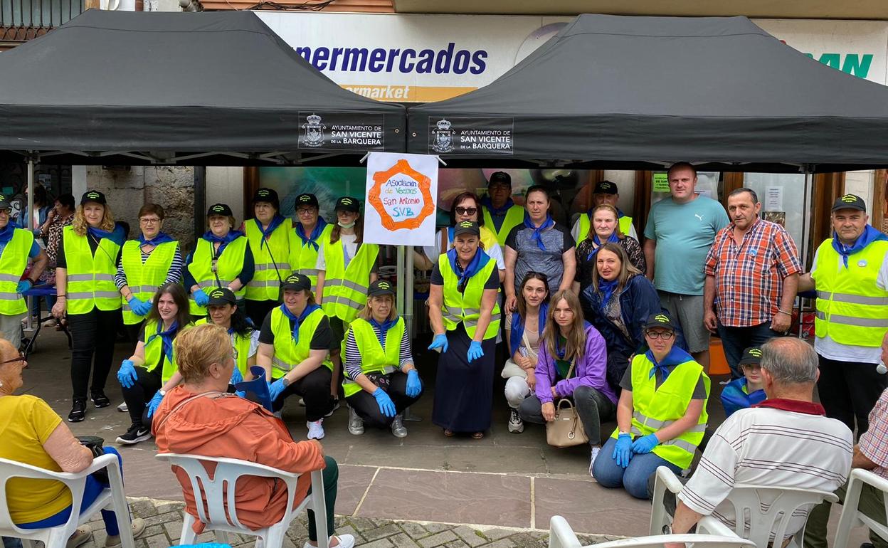 Vecinos y refugiados ucranianos celebran San Antonio. 