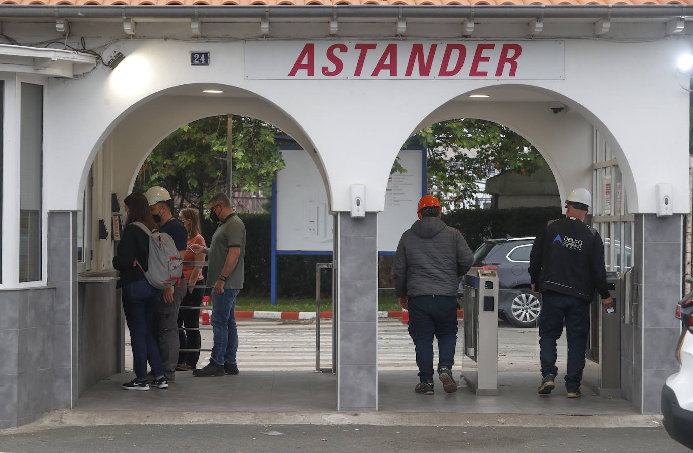 Fuerzas policiales controlan los accesos a las fábricas y los piquetes se concentran en las entradas, en un día sin incidentes y con mucha vigilancia.