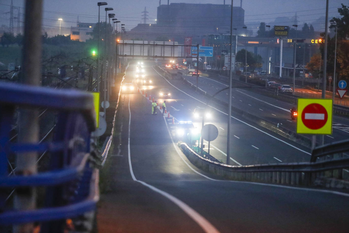 Fuerzas policiales controlan los accesos a las fábricas y los piquetes se concentran en las entradas, en un día sin incidentes y con mucha vigilancia.