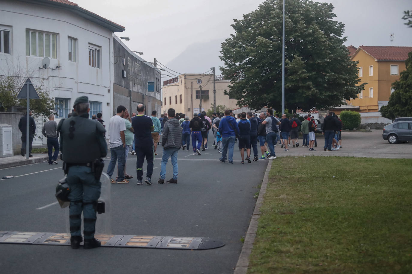 Fuerzas policiales controlan los accesos a las fábricas y los piquetes se concentran en las entradas, en un día sin incidentes y con mucha vigilancia.