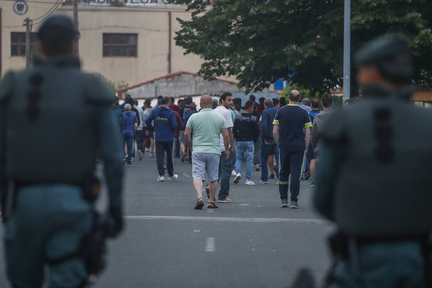 Fuerzas policiales controlan los accesos a las fábricas y los piquetes se concentran en las entradas, en un día sin incidentes y con mucha vigilancia.