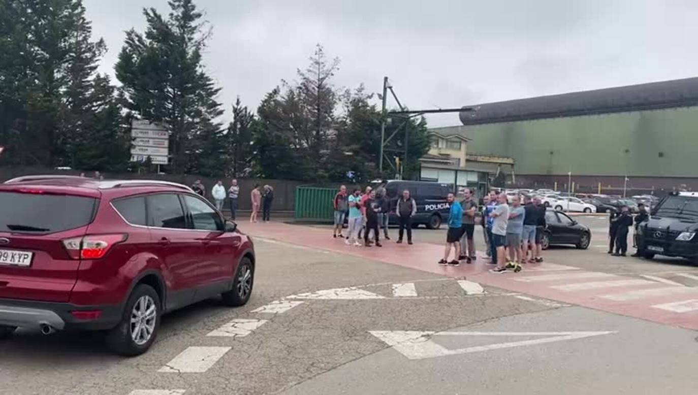 Fuerzas policiales controlan los accesos a las fábricas y los piquetes se concentran en las entradas, en un día sin incidentes y con mucha vigilancia.