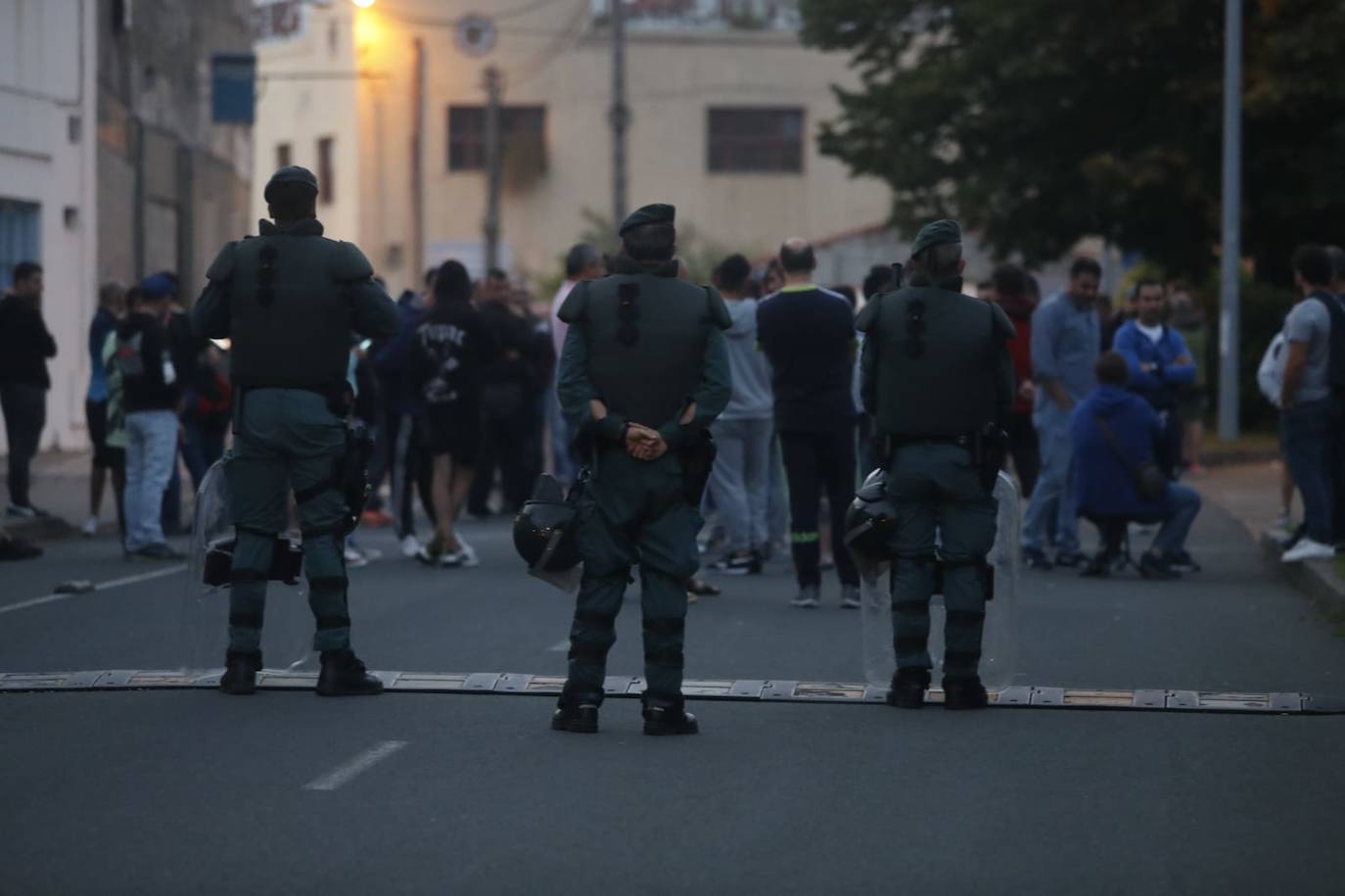 Fuerzas policiales controlan los accesos a las fábricas y los piquetes se concentran en las entradas, en un día sin incidentes y con mucha vigilancia.