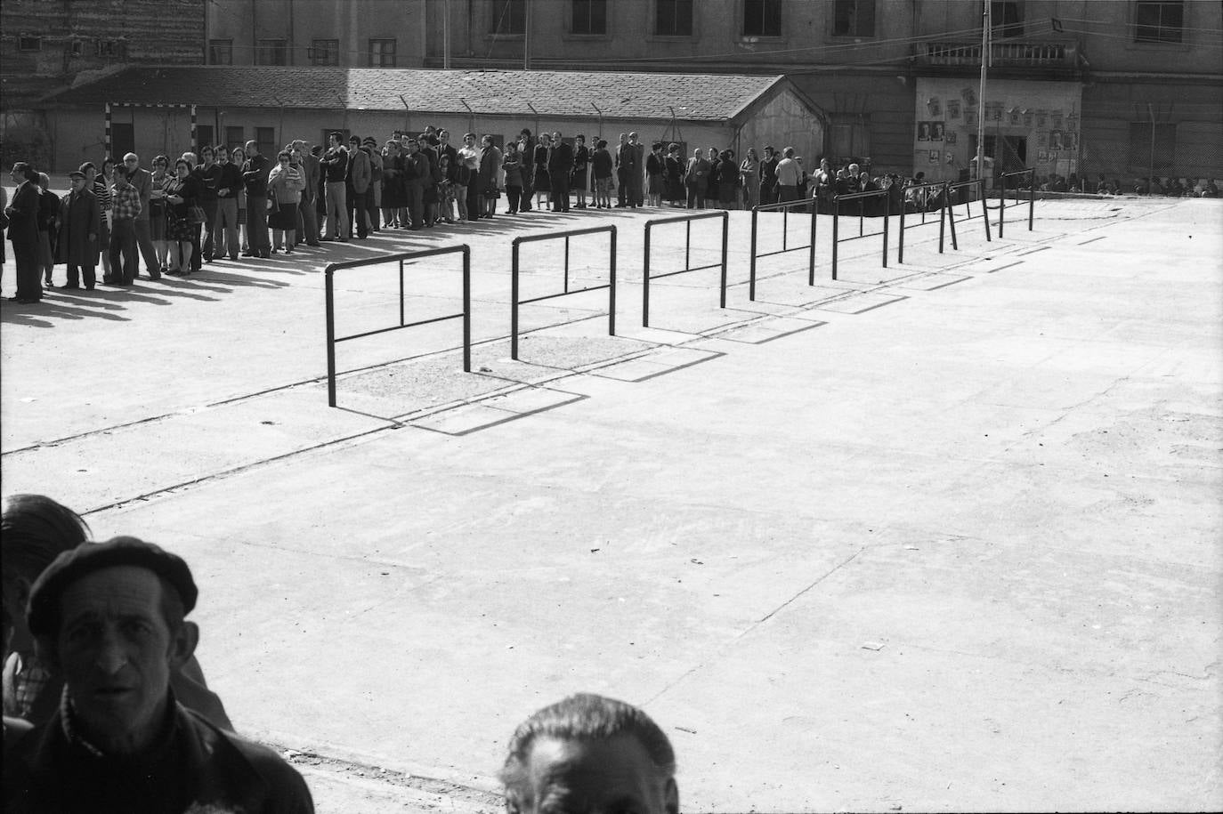 Primeras elecciones generales democráticas en Santander. Cola de ciudadanos esperando para votar en la escuela de Numancia en 1977