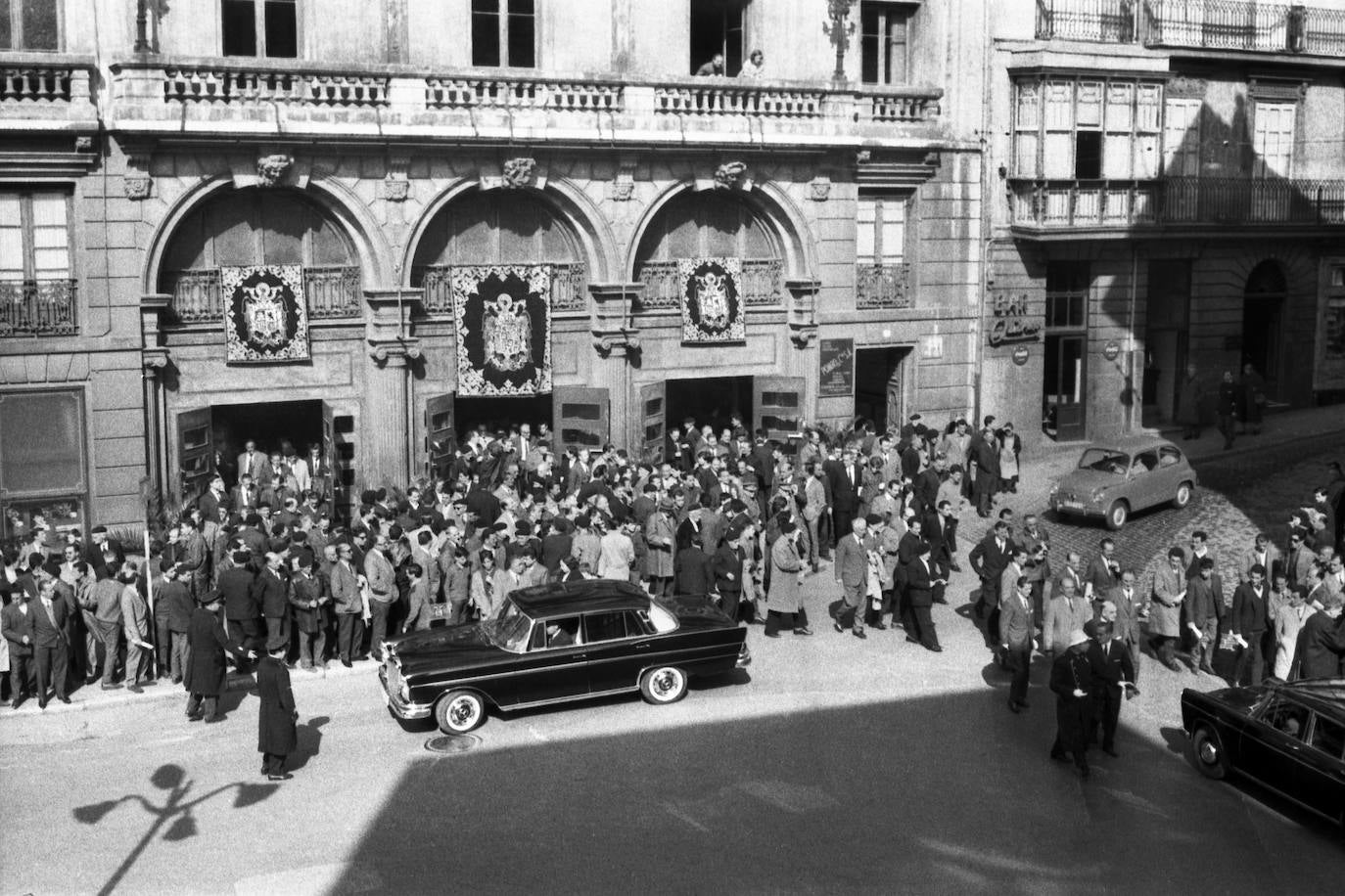 El Sindicato Vertical celebra el último acto llevado a cabo en el Teatro Pereda, en 1965.