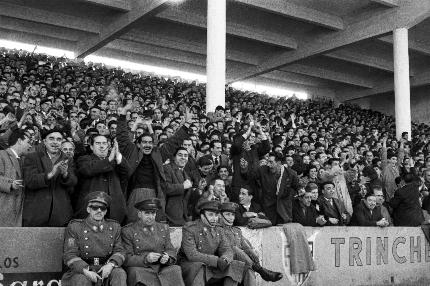 Público asistente a los Campos de Sport del Sardinero en un partido entre el Racing de Santander y el Fútbol Club Barcelona en la temporada 1960-61