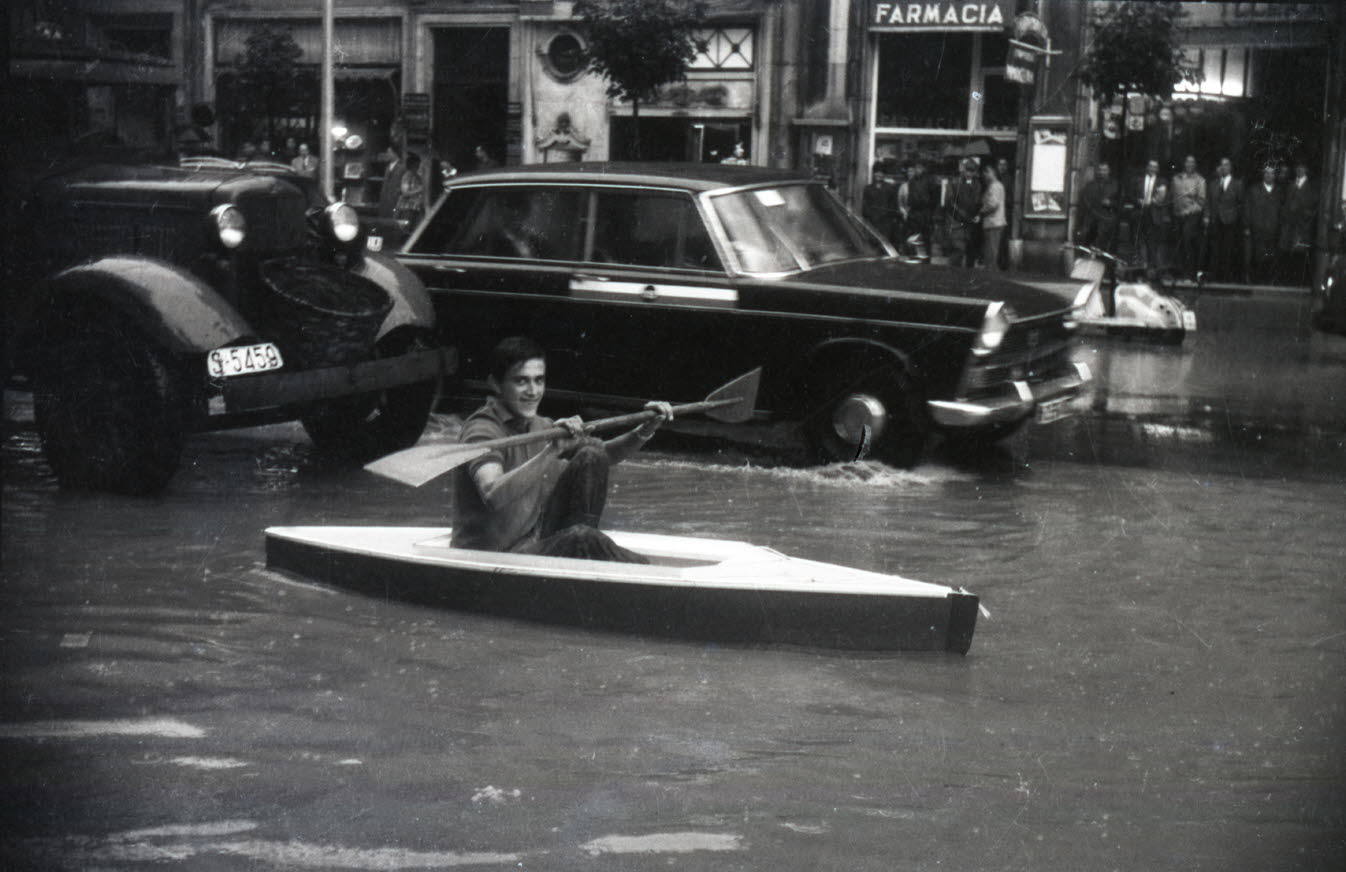 Inundaciones en la Avenida de Calvo Sotelo, en Santander, 1970