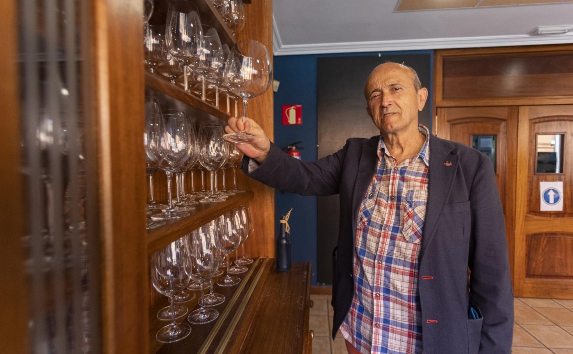 Ángel Luis, en su 'otra casa', la Escuela de Hostelería del Institulo Fuente Fresnedo de Laredo, donde ha ejercido la docencia desde el año 1992.