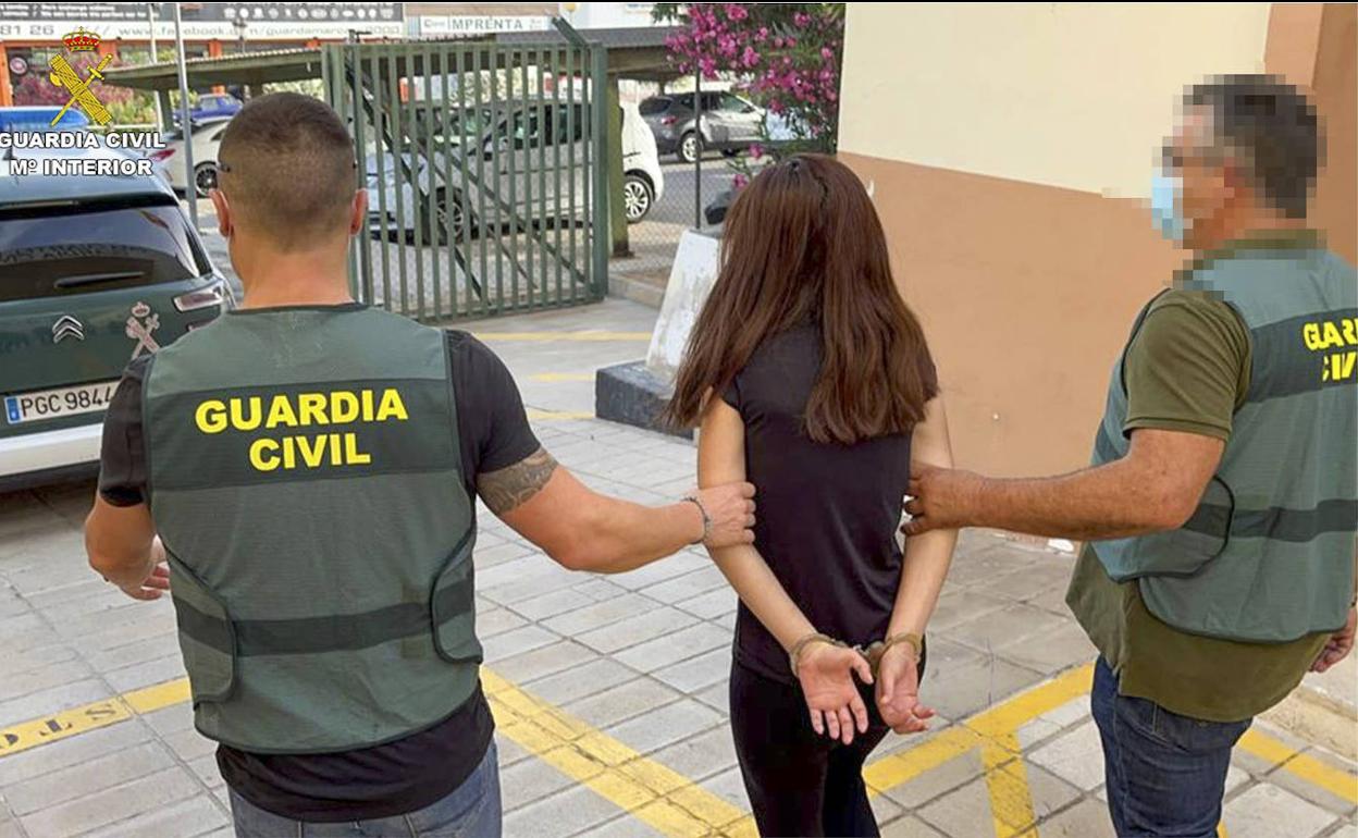 La detenida con la Guardia Civil.