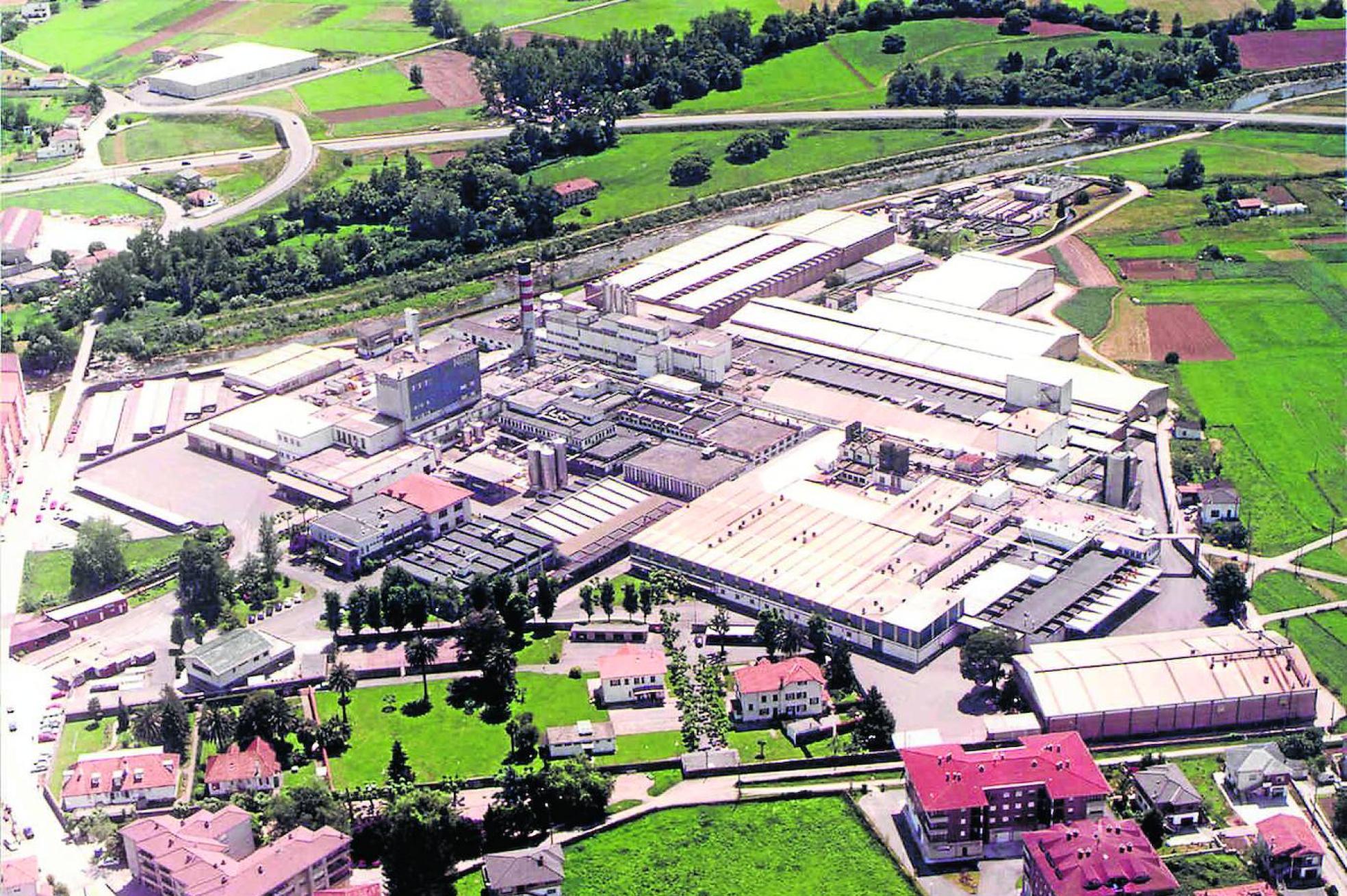 t Vista aérea de la fábrica de Nestlé España en Cantabria, ubicada en La Penilla, en el municipio de Santa María de Cayón. 