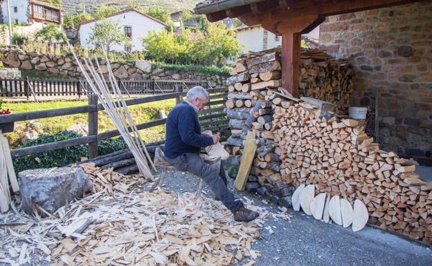 Un local haciendo madera en el pueblo de Cicera.