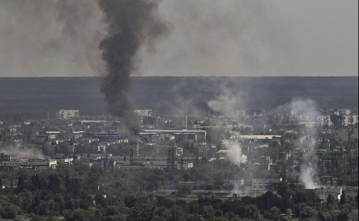 El humo de los incendidos sobre el cielo de Severodonetsk.