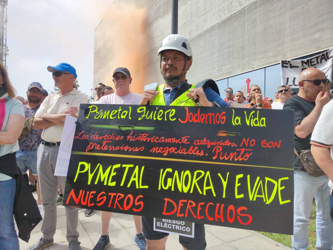 Los trabajadores en huelga han protestado este mediodía en las inmediaciones de la Consejería de Industria contra los servicios mínimos impuestos por el Gobierno. Se han encendido bengalas y lanzado huevos y hielos en algunos momentos de mayor tensión.