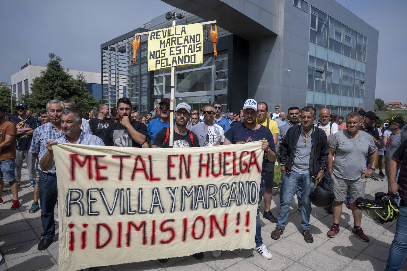 Los trabajadores en huelga han protestado este mediodía en las inmediaciones de la Consejería de Industria contra los servicios mínimos impuestos por el Gobierno. Se han encendido bengalas y lanzado huevos y hielos en algunos momentos de mayor tensión.