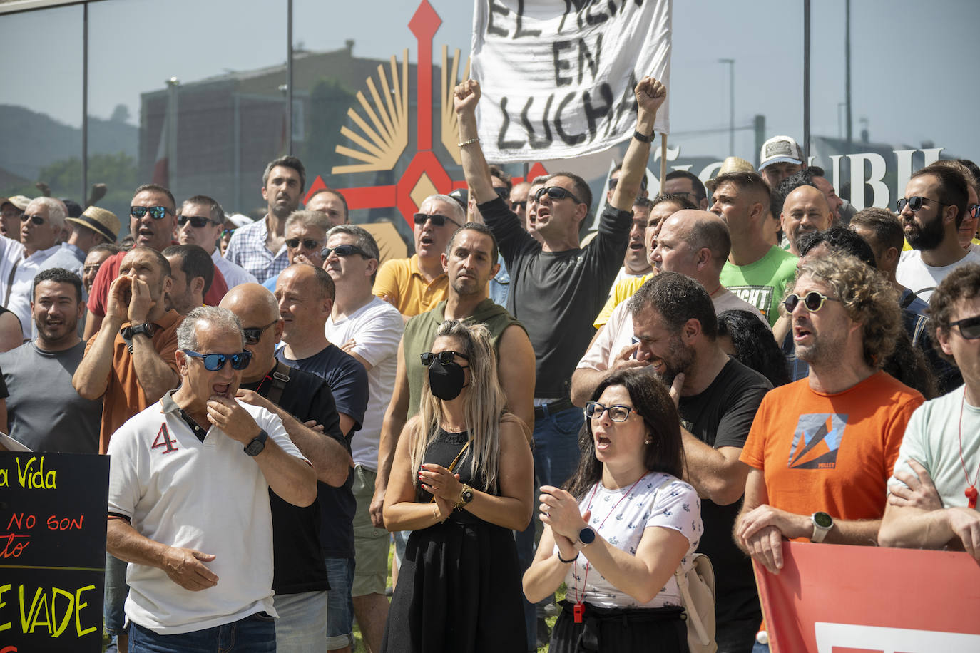 Los trabajadores en huelga han protestado este mediodía en las inmediaciones de la Consejería de Industria contra los servicios mínimos impuestos por el Gobierno. Se han encendido bengalas y lanzado huevos y hielos en algunos momentos de mayor tensión.