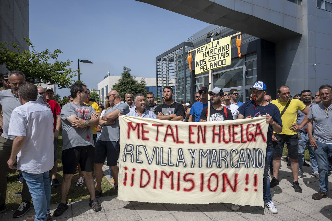 Los trabajadores en huelga han protestado este mediodía en las inmediaciones de la Consejería de Industria contra los servicios mínimos impuestos por el Gobierno. Se han encendido bengalas y lanzado huevos y hielos en algunos momentos de mayor tensión.