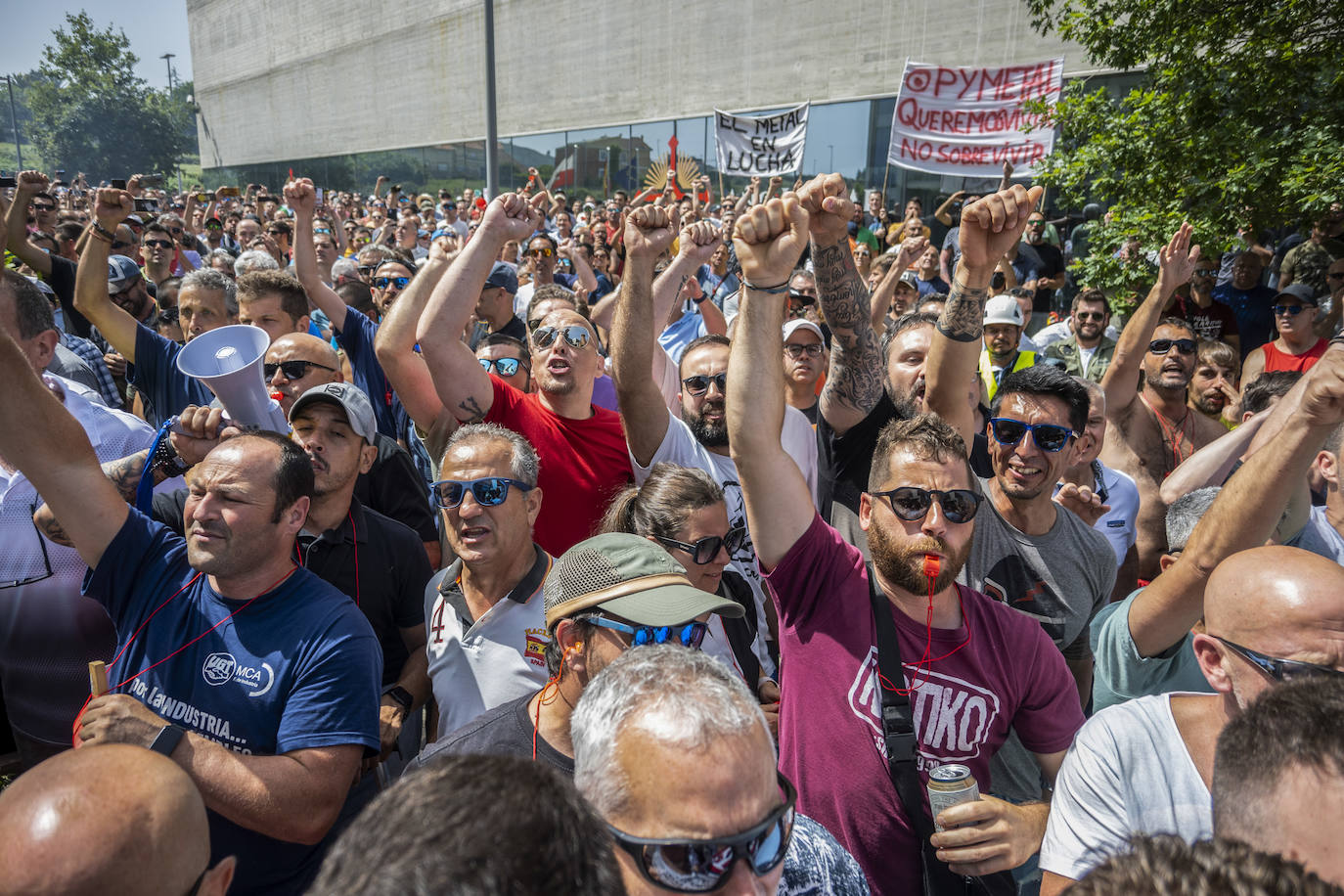 Los trabajadores en huelga han protestado este mediodía en las inmediaciones de la Consejería de Industria contra los servicios mínimos impuestos por el Gobierno. Se han encendido bengalas y lanzado huevos y hielos en algunos momentos de mayor tensión.