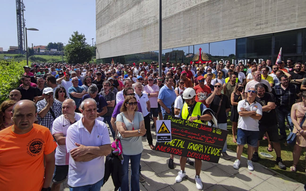 Los trabajadores en huelga han protestado este mediodía en las inmediaciones de la Consejería de Industria contra los servicios mínimos impuestos por el Gobierno. Se han encendido bengalas y lanzado huevos y hielos en algunos momentos de mayor tensión.