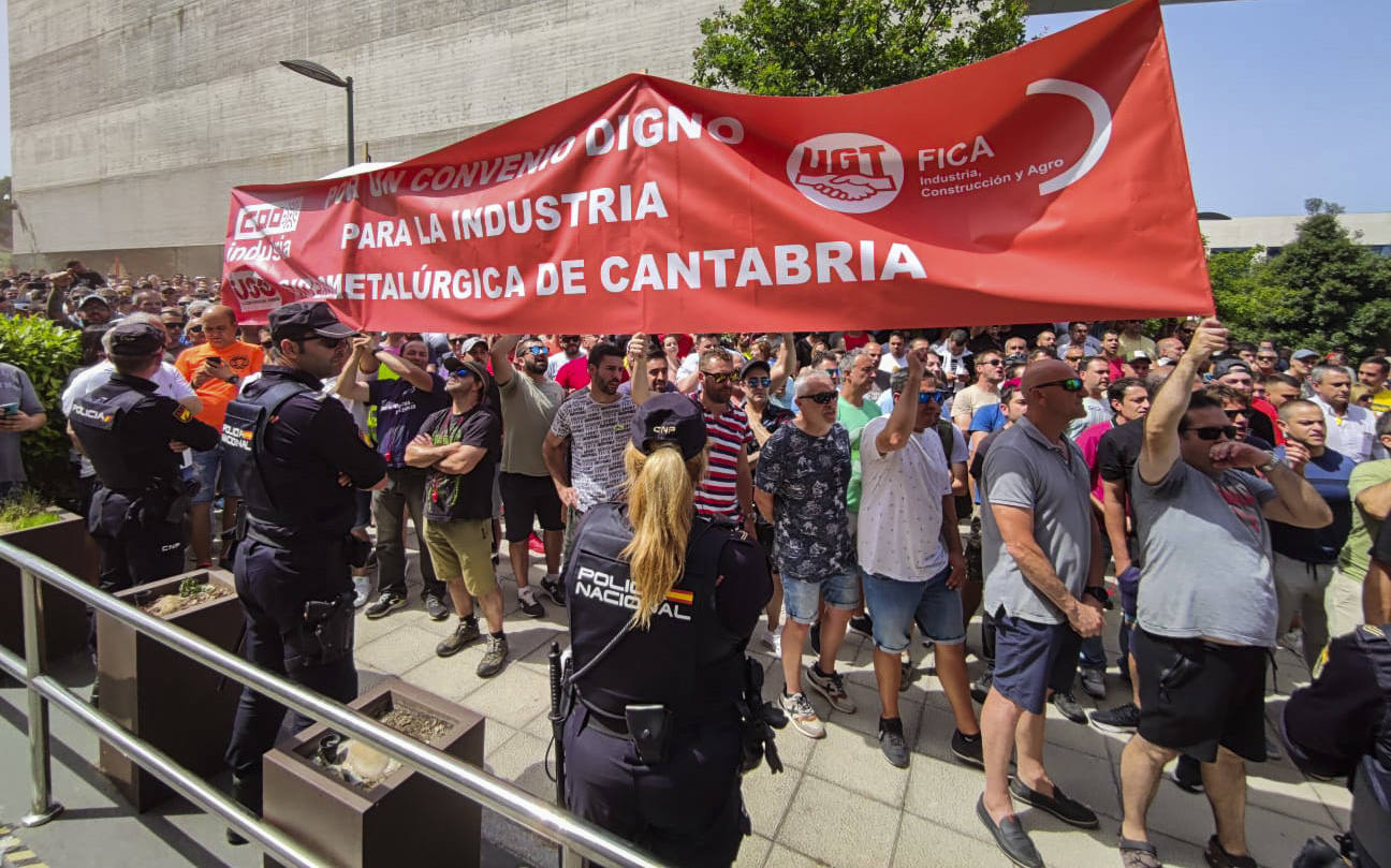 Los trabajadores en huelga han protestado este mediodía en las inmediaciones de la Consejería de Industria contra los servicios mínimos impuestos por el Gobierno. Se han encendido bengalas y lanzado huevos y hielos en algunos momentos de mayor tensión.