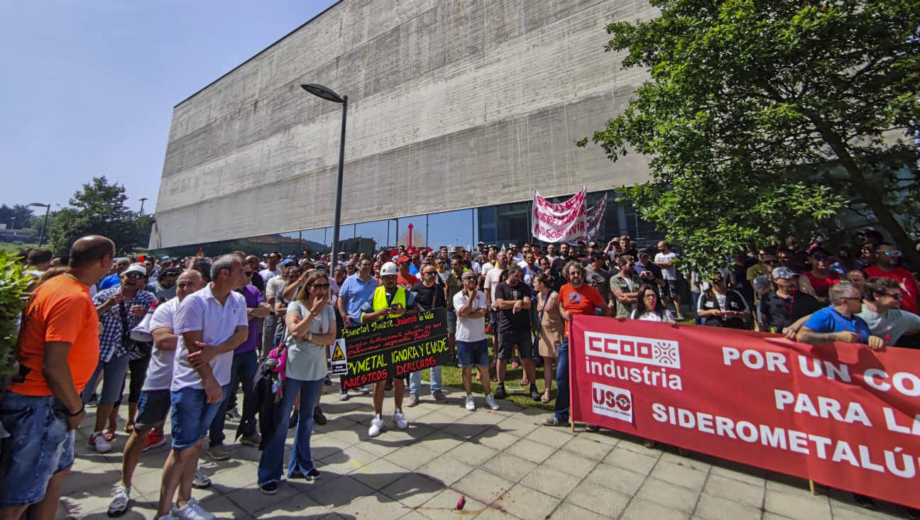 Los trabajadores en huelga han protestado este mediodía en las inmediaciones de la Consejería de Industria contra los servicios mínimos impuestos por el Gobierno. Se han encendido bengalas y lanzado huevos y hielos en algunos momentos de mayor tensión.