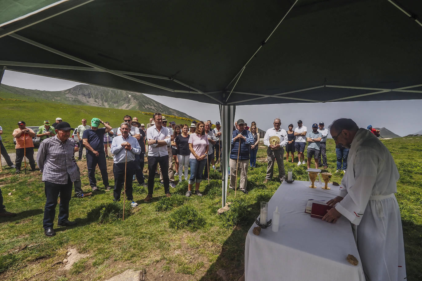 La subida concluyó en los altos pastos, donde se celebró una misa que contó con la presencia del presidente del Gobierno, Miguel Ángel Revilla, el consejero de Desarrollo Rural, Guillermo Blanco, y la consejera de Presidencia, Paula Fernández. 