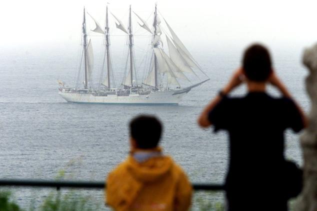 Julio de 2001. El buque escuela Juan Sebastián Elcano de la Armada Española entrando en la bahía de Santander.