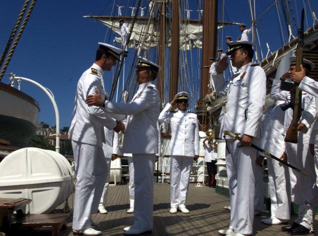 Felipe de Borbón saluda al comandante Jaime Rodríguez-Toubes. El entonces Príncipe de Asturias embarcó en el puerto de Santander para partir con destino a Marín (Pontevedra).