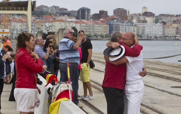 Miembros de la tripulación se despiden de amigos y familiares antes de partir. 